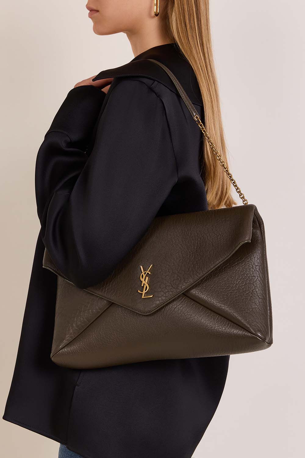 תמונת כל הלוק של תיק קלאץ' מעטפה